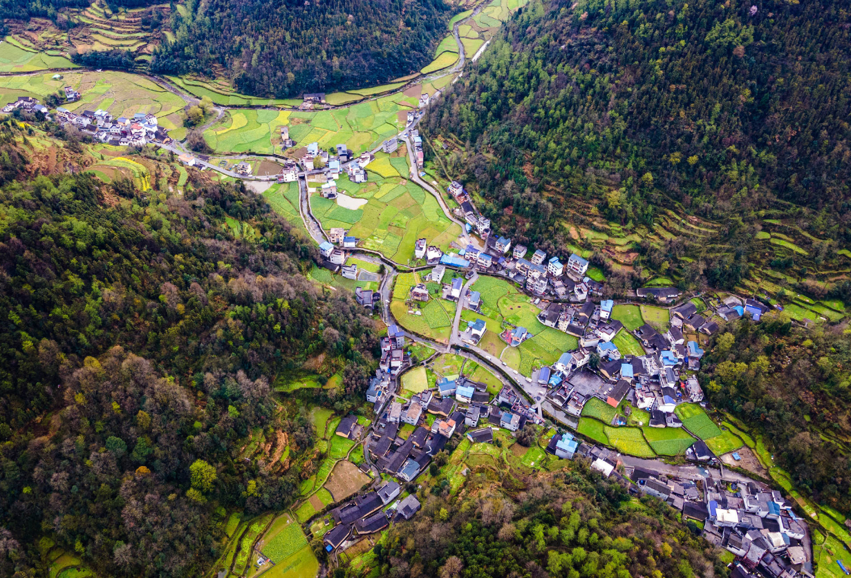 農村自建房后面靠山好嗎(農村建房子怎樣風水好)